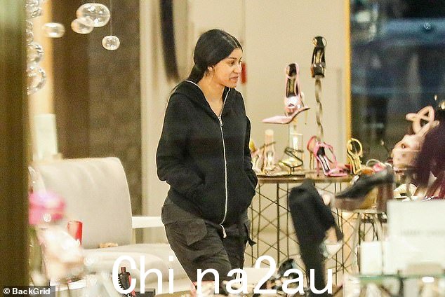 很多事情要考虑:Cardi 在商店里漫步时看起来容光焕发