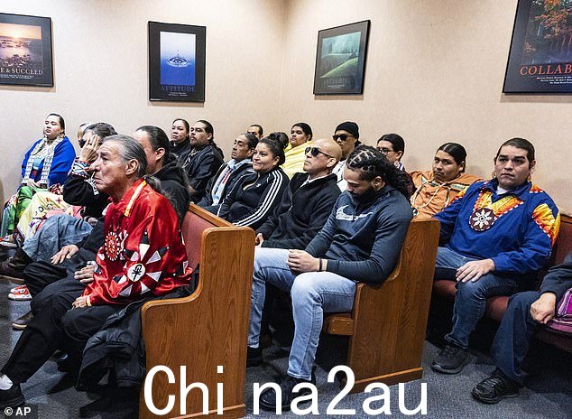 他的家人星期三挤满了法庭。如果他保释,h是一名公设辩护人,他说他会和一位在致力于打击人口贩运的组织工作的家庭成员住在一起