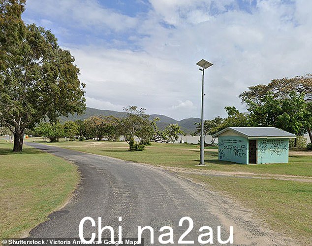 一名年轻女子在亚拉巴 (Yarrabah) 遭到三只狗的袭击而受重伤（如图），她不得不被送往医院