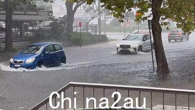 暴雨袭击了城市南部,导致主要道路封闭,连接卧龙岗和悉尼的高速公路被上涨的洪水切断