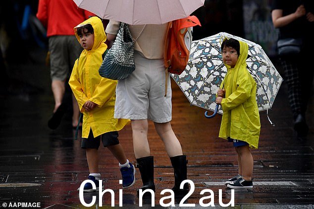 周四下午,悉尼市民打伞避雨