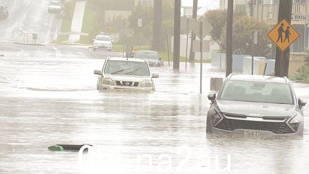 暴雨袭击了城市南部,导致主要道路封闭