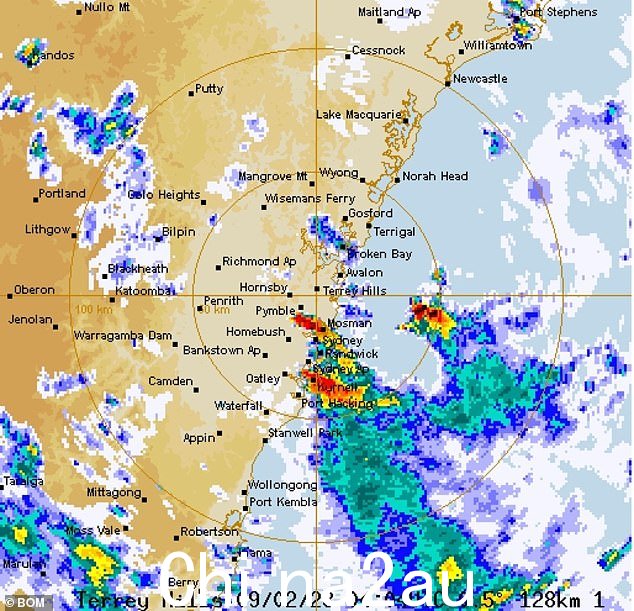 突如其来的倾盆大雨过后,卧龙岗部分地区被淹没,自今天上午 9 点以来,南海岸的降雨量接近 120 毫米