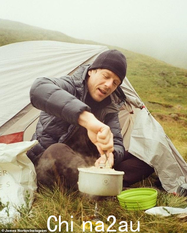 挖掘：9 月他分享了更多露营快照，做了一大碗粥