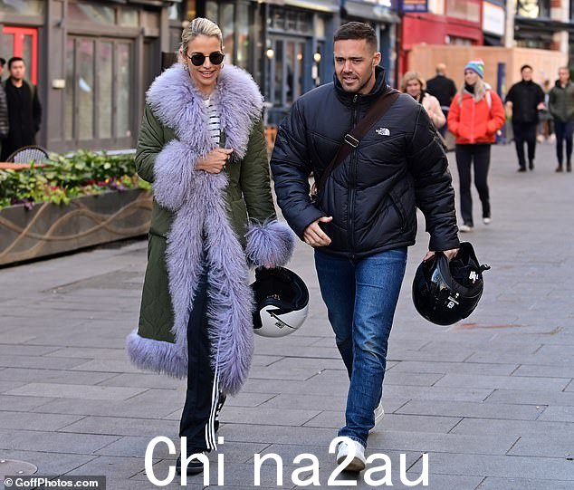 Uh-oh:Spencer Matthews 在星期三从 Heart FM 工作室接他的妻子 Vogue Williams 时收到了一张停车罚单,收听了她的广播节目
