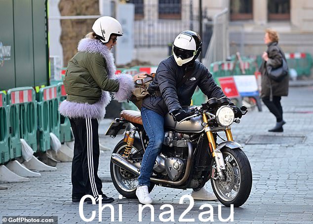 继续:刷掉罚单,他们爬上车,飞奔回家