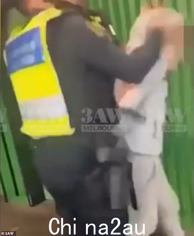 一名澳大利亚女保护服务官员被视频拍到在孩子朝她脸上吐口水后恶毒地扇耳光