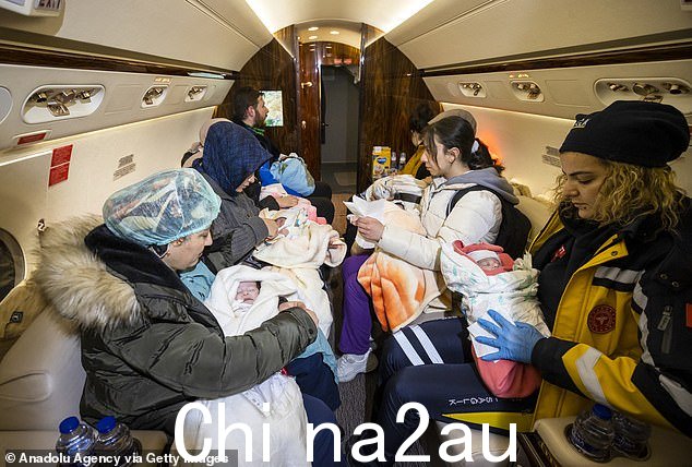 这些婴儿被认为没有受到伤害,现在将在家庭和社会服务部附属的儿童组织中得到照顾