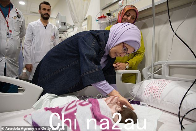 土耳其总统夫人Emine Erdogan昨天在Etlik市医院看望了婴儿