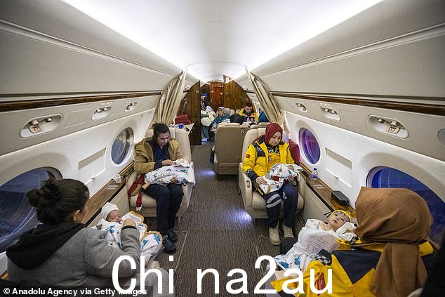 这架飞机已处于待命状态,用于与地震有关的活动,包括运送医疗队和向该国地区提供援助