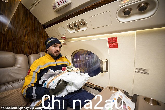这些婴儿被带到总统专机上,该专机正用于向受灾地区提供援助