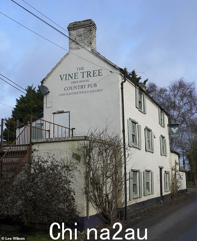 The Vine Tree Pub, Norton, Wiltshire 哈里王子和 Sasha Walpole 在田野里发生性关系,公爵在他的重磅炸弹回忆录 Spare 中耸人听闻地披露了这一点