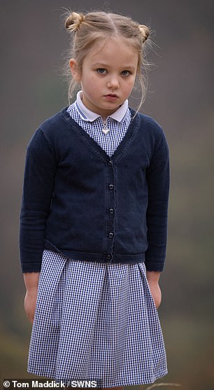 Jemma Fletcher 在收到一封称她 5 岁的女儿 Lily(左)去年超重的信后批评了健康主管