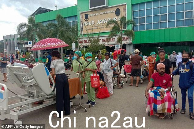 今天早些时候地震袭击巴布亚后,患者被疏散到医院外
