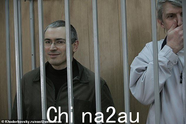 Oligarch Mikhail Khodorkovsky (L) 在 2005 年的法庭听证会上拍摄