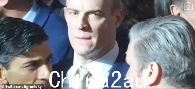 昨天,在 Volodymyr Zelensky 向议会发表讲话时,Dominic Raab 似乎给了 Keir Starmer 爵士一个'死亡凝视'