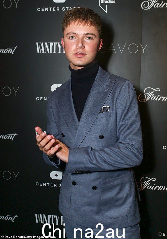 Dapper:HRVY 在他漂亮的灰色西装下选择了一件漂亮的黑色高领毛衣,并穿了一双闪亮的深色鞋子