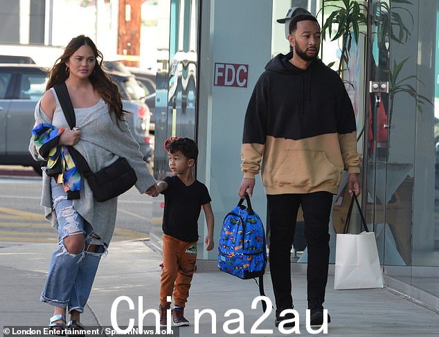 舒适:这位三个孩子的妈妈 - 最近迎来了女儿 Esti - 穿着一双舒适的凉鞋,肩上挎着一个黑色钱包