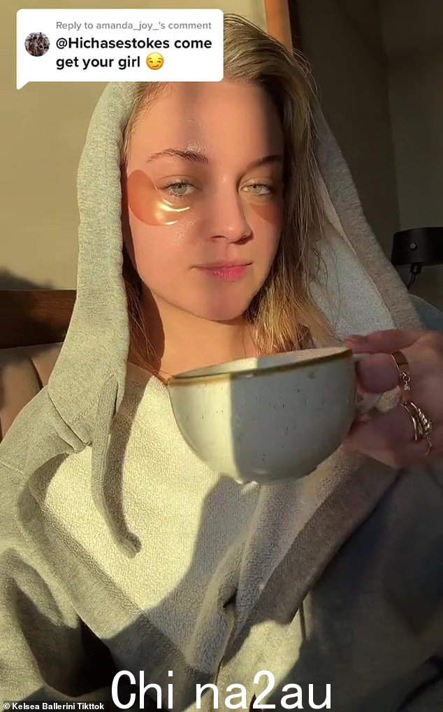 视频剪辑:剪辑中的凯尔西 (Kelsea) 坐在床上,身穿灰色大连帽衫,戴着眼罩,用大杯子喝水