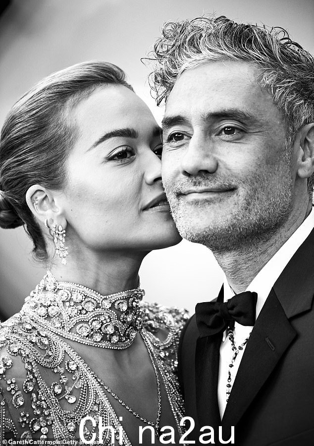 新西兰电影制作人 Taika Waititi(右)通过在手上纹上字母 'R' 来表达他对新婚妻子 Rita Ora(左)的承诺