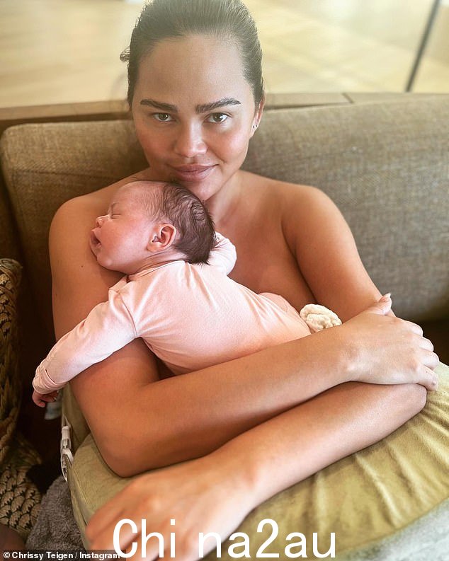 妈妈:Chrissy 于 1 月 13 日生下了他们的第三个孩子,当被问及她的情况时,John 说这是食谱作者的“恢复过程”
