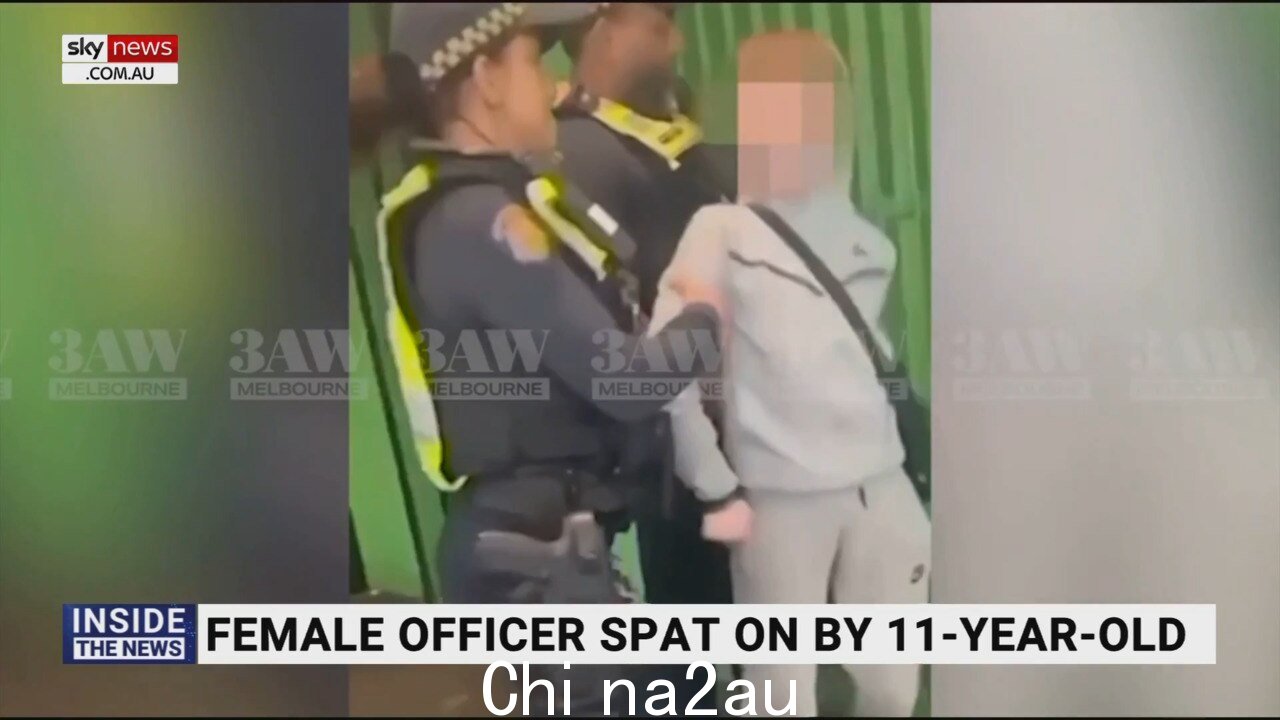 11年-老男孩向警察吐口水后被扇耳光” /><p>著名的黑社会人物艾伦·米汉 (Allan Meehan) 在警方突袭黄金海岸贝诺瓦沃特斯 (Benowa Waters) 的一处住宅时被捕,原因是他声称自己违反了严重犯罪预防的条件命令。</p><p>Comanchero bikie 团伙的全国老大于早上 6 点 30 分左右被带到 Benowa Waters 的一处房产到 Southport Watchhouse,预计将在当天晚些时候出庭。</p ><p>据了解,隶属于新南威尔士州警察州犯罪指挥部的侦探正在前往黄金海岸将这名 35 岁的男子引渡回悉尼。</p><p>被称为“浴袍”的 Meehan 先生bikie' 去年 7 月在 Instagram 上发布了自己穿着 Versace 晨衣的照片后,遭到了“新南威尔士州有史以来对一个人发出的一些最严格的命令”。</p><p>Stream Sky News 直播 & o n 要求带Flash。 1 个地方有 25 个以上的新闻频道。闪存新手?免费试用 1 个月。优惠截止日期为 2023 年 10 月 31 日</p><img class=