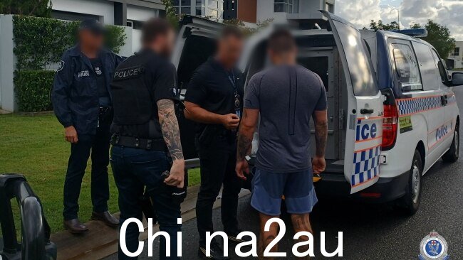 Comanchero bikie 团伙的全国老大被带到了 Southport Watchhouse，预计将在当天晚些时候出庭受审。图片：NSW police.