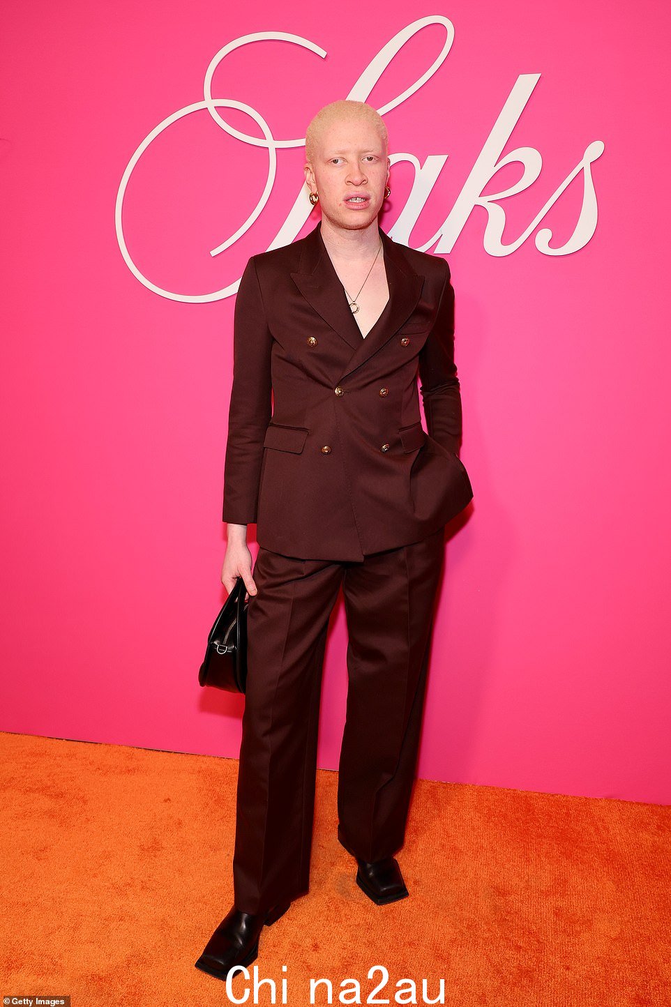 时尚:Shaun Ross 穿着合身的勃艮第西装外套和喇叭裤,赤裸上身,打造时尚身材