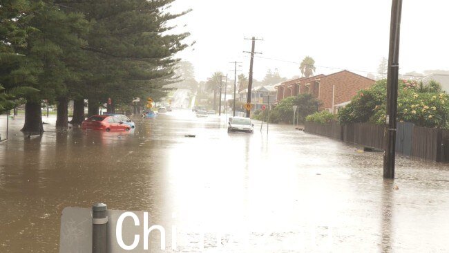 由于席卷新南威尔士州的风暴，Thirroul 的 Esplanade 上的汽车都被淹没了。图片：NSW SES.