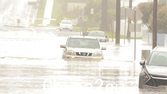 卧龙岗 Unanderra 的道路被洪水淹没。图片:NSW SES.