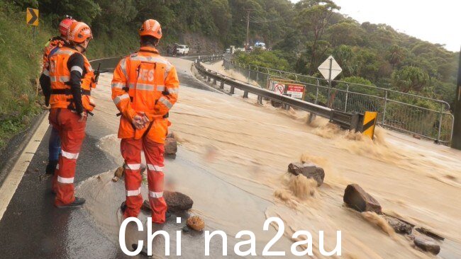 悉尼以南的海崖大桥因洪水泛滥到席卷新南威尔士州部分地区的强风暴。图片：NSW SES.