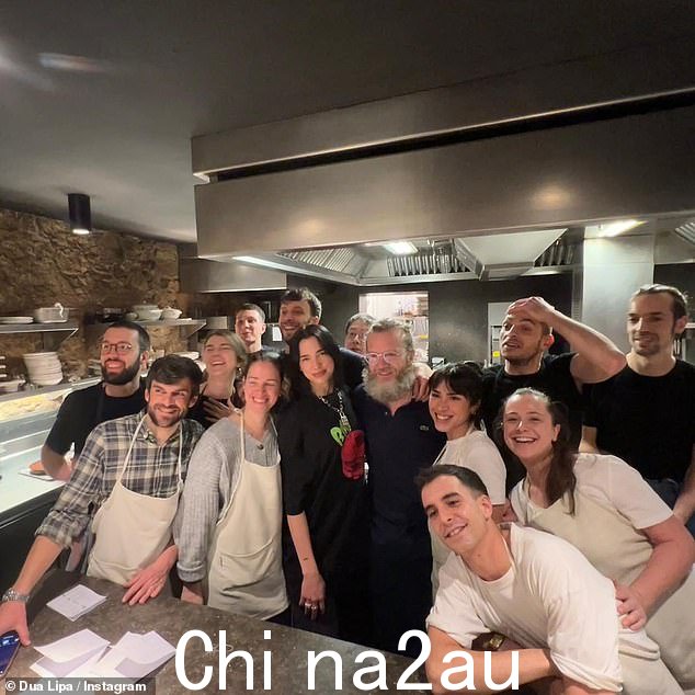 交朋友:她在一系列镜头中写道:'在巴塞罗那和加泰罗尼亚的其他地方度过了几天,去了我最喜欢的餐馆,结交了新朋友并结识了一些我最喜欢的天然酿酒师'