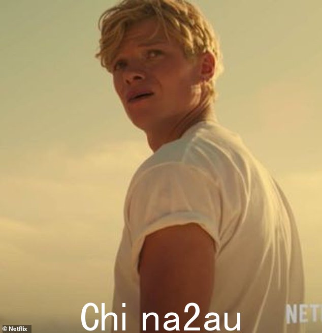 头条新闻:当时有消息称她与 Tom Rhys Harries(如图)发生了恋情