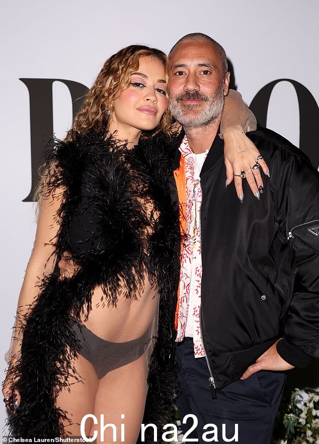 这对情侣:Taika 和 Rita 周五在洛杉矶举行的格莱美颁奖典礼前的派对上大秀恩爱