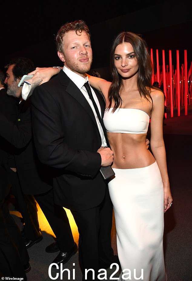 继续:她最近的一次目击是在 EmRata 播客主持人最近的 High Low 之后与脱口秀喜剧演员埃里克安德烈的浪漫谣言; seen in 2020