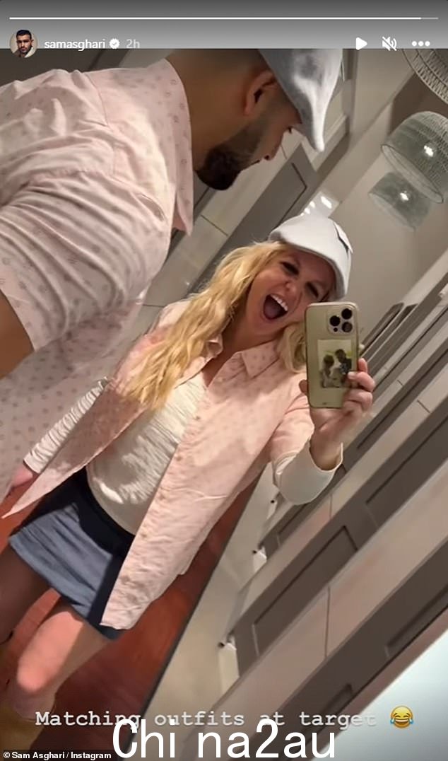 Loved-up:Britney Spears 和她的丈夫 Sam Asghari 在一段有趣的视频中为去 Target 的旅行摇摆着配套的服装,这对夫妇看起来比以往任何时候都更加恩爱