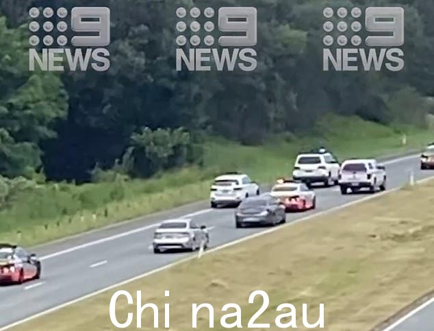 至少有10辆警车,包括几辆卧底车,沿着高速公路慢慢追赶SUV