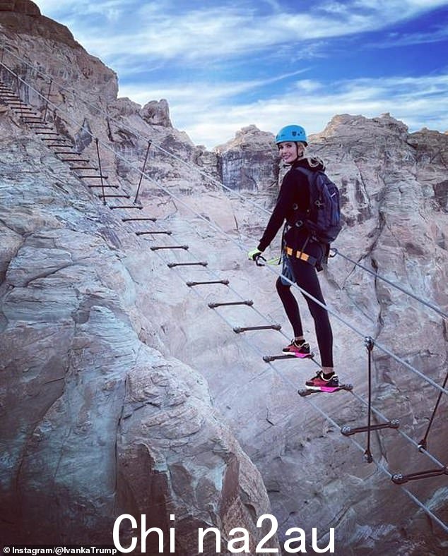 C这对夫妇在豪华的 Amangiri 度假村攀登了 Cave Peak Stairway。倾斜的吊桥设置在沙漠上方 400 英尺处