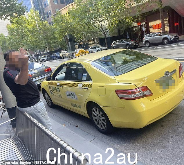 Bayles 女士声称其中一名出租车司机(上图)在她威胁要举报他时笑着对她和 Quaden 竖起了中指