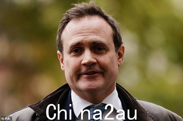 安全部长汤姆·图根哈特(Tom Tugendhat)在驾车时被抓到使用手机后被禁止驾驶六个月