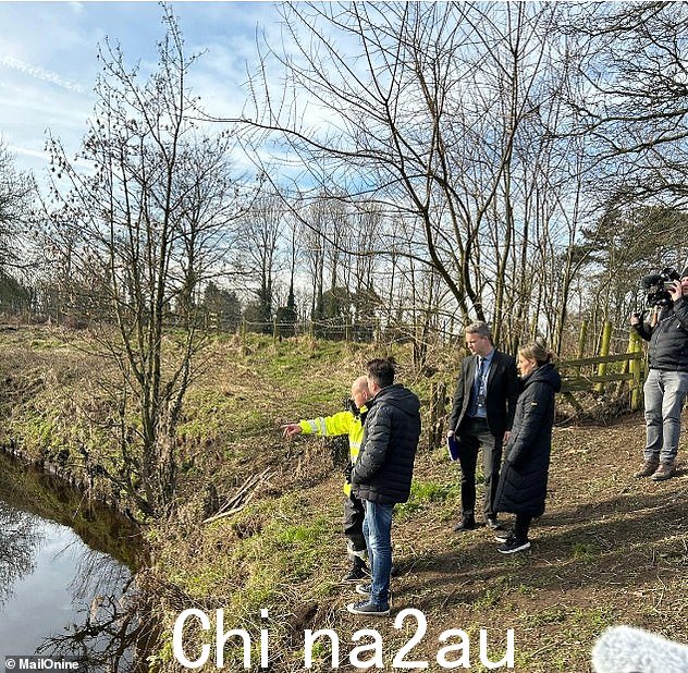 这对夫妇加入了一位高级侦探和尼古拉的朋友,他作为 Faulding 先生专注地听着解释了警方认为这名 45 岁男子溺水的水很浅