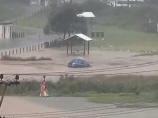 周五之后，包括悉尼在内的新南威尔士州海岸可能会出现更多潮湿天气一场强风暴系统在 24 小时前袭击了该地区。图为周四，一辆汽车在伊拉瓦拉的斯坦威尔公园被洪水冲走。照片：Facebook