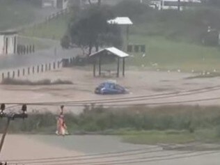 周五之后,包括悉尼在内的新南威尔士州海岸可能会出现更多潮湿天气一场强风暴系统在 24 小时前袭击了该地区。图为周四,一辆汽车在伊拉瓦拉的斯坦威尔公园被洪水冲走。照片:Facebook