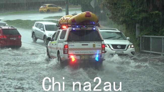 周四，悉尼东部郊区的一条被洪水淹没的道路，此前该地区遭受山洪袭击。图片：Daniel Shaw/Severe澳大利亚天气