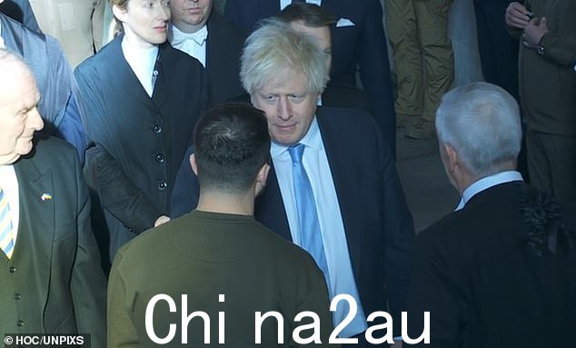 从办公室的束缚中解放出来,BoJo 进入了完整的温斯顿丘吉尔致敬模式