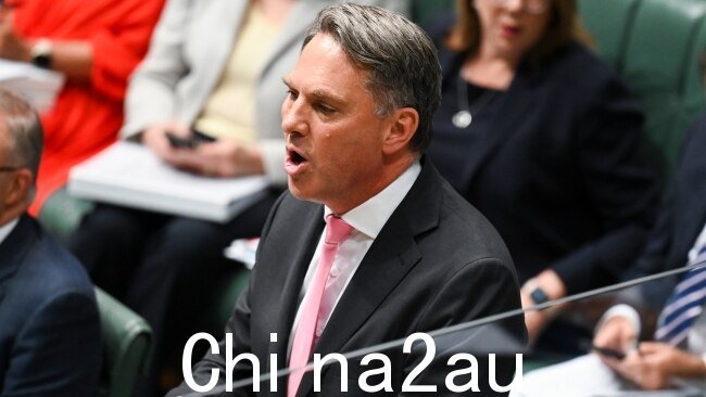 国防部长 Richard Marles 声称反对随着自由党寻找艾伦·塔奇的替代者的压力越来越大,领导人彼得·达顿“背上冒冷汗”。图片:Martin Ollman/Getty Images