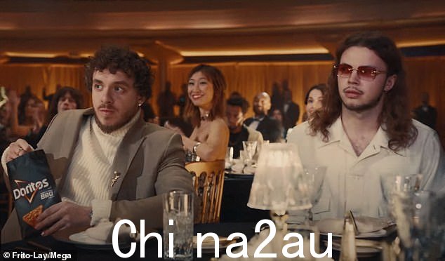 主角:当他在视频中想不出新的热门歌曲时,可以看到音乐家杰克放弃了他的说唱生涯转而演奏三角乐器,将他的全部都投入到新技能中