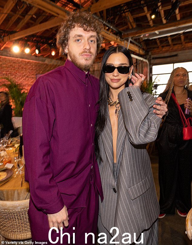 Link? Elton 和 Jack 可以通过 Dua Lipa 建立联系,Dua Lipa 在 2021 年与前者一起制造了 2021 年的热门歌曲,同时据报道与后者约会