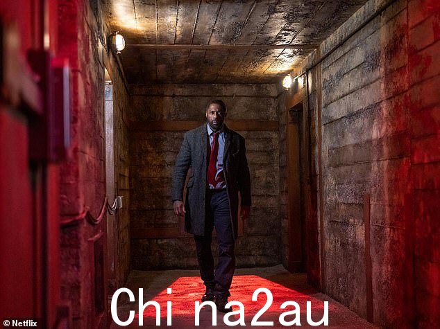 紧张:Netflix 还分享了伊德里斯的全新形象,再次回归为 DCI 约翰路德,他最后一次被人看到是在戏剧性的 BBC 系列大结局中被送进监狱