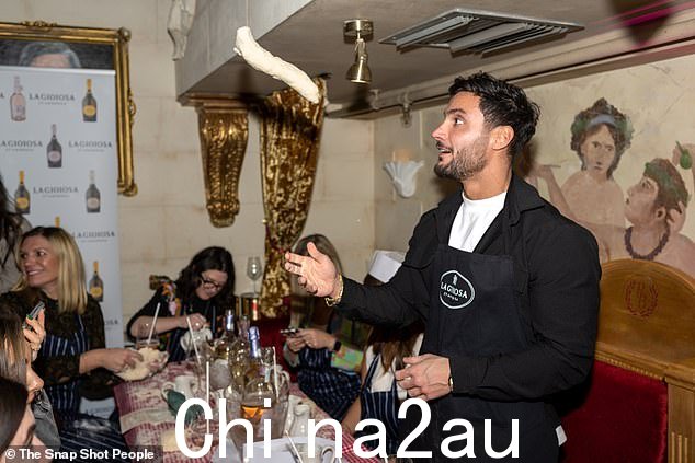 玩得开心:同样 28 岁的 Davide 出现在他的元素中,他系上围裙在头上旋转披萨面团